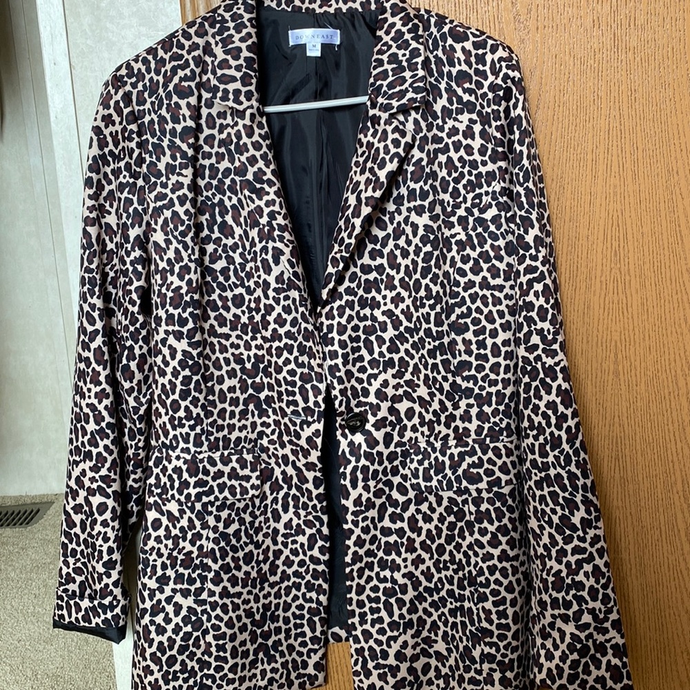 Long fitted leopard blazer